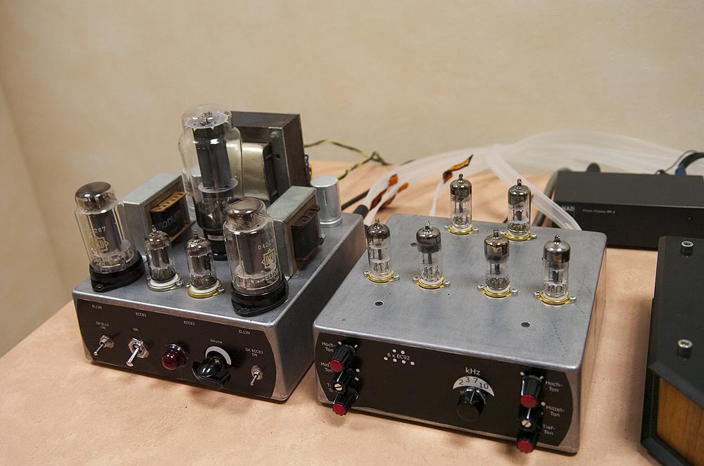 DSC_0397.jpg - The EL12N amplifier (left) drove our big three way speaker really nicely